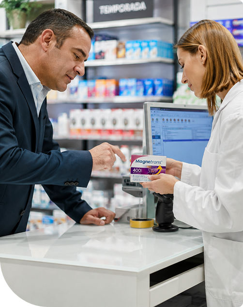 Persona comprando Magnetrans en farmacia